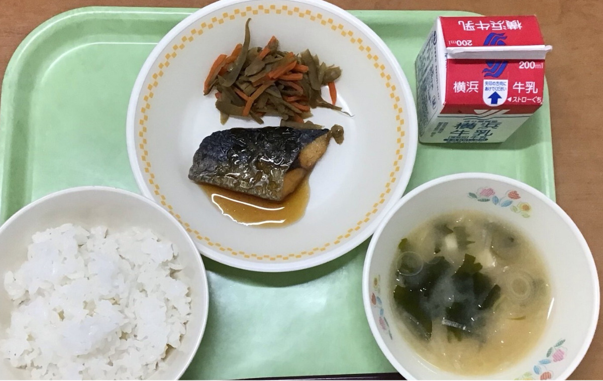 当日の給食（ごはん、牛乳、さわらのあんかけ、きんぴら、ワカメのみそ汁）＝同