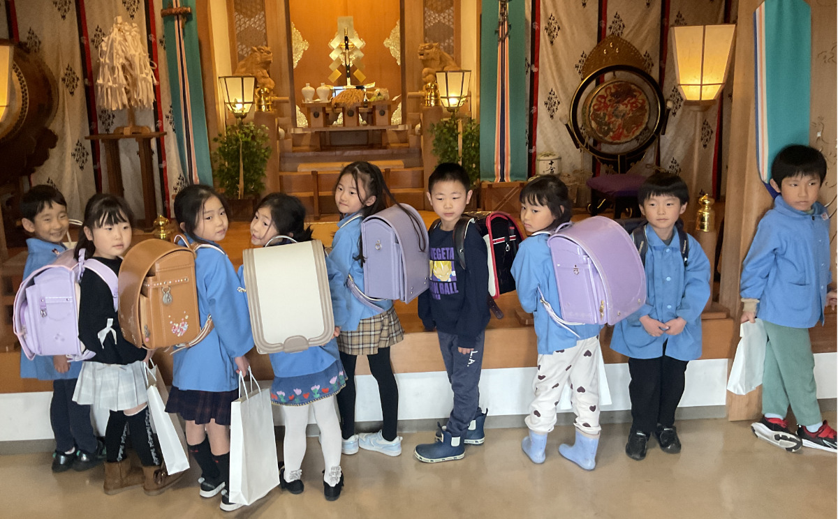 ランドセルを背負う園児たち