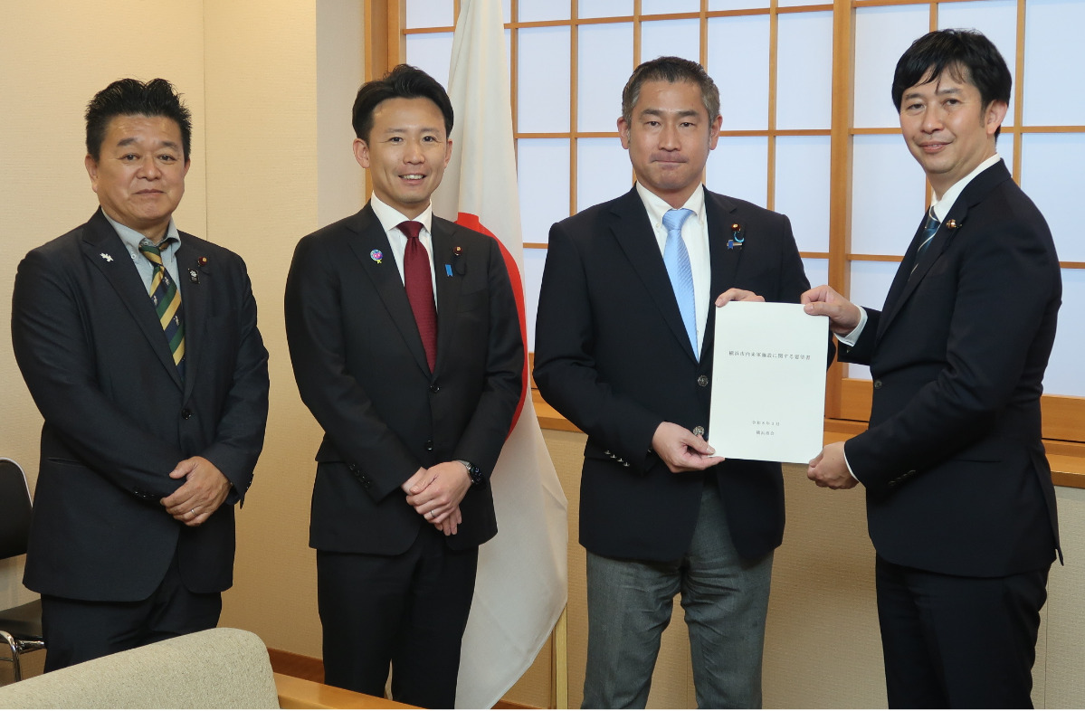 外務省で大西洋平政務官(右から2人目)に要望書を手渡す山田委員長(右)と坂本副委員長(左端)、白井副委員長(横浜市提供)