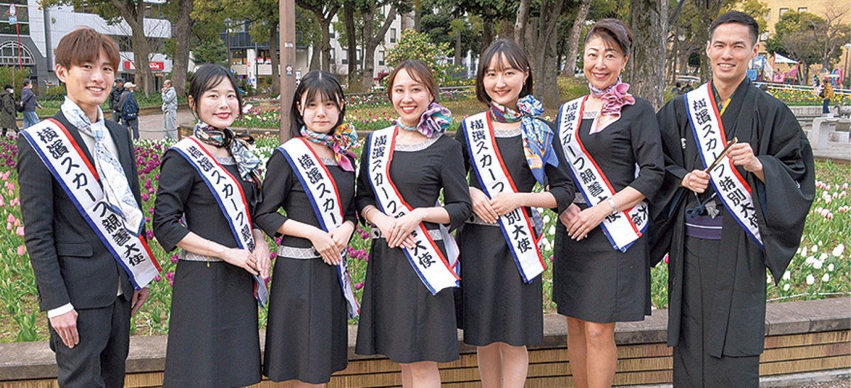 横浜スカーフ親善大使の６人と特別大使の立川うぃんさん（右）