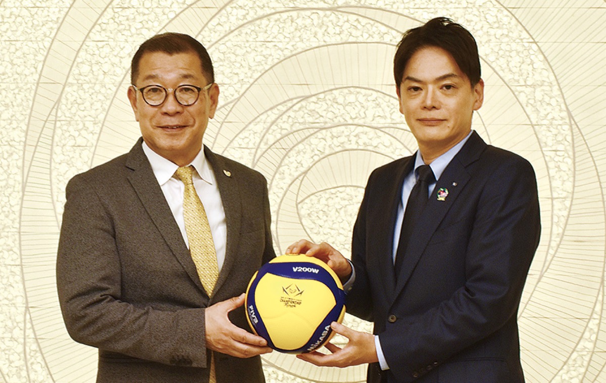 試合球を手にする大河チェアマンと山中市長