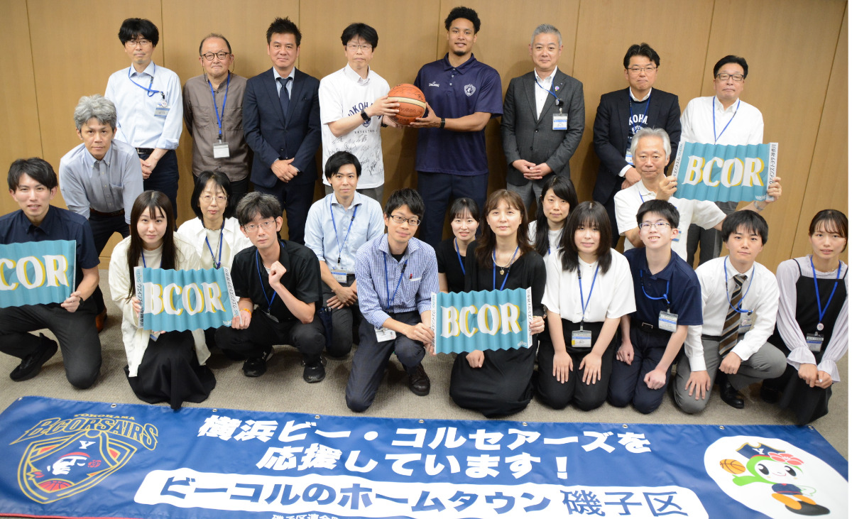 区役所職員も交えた記念撮影
