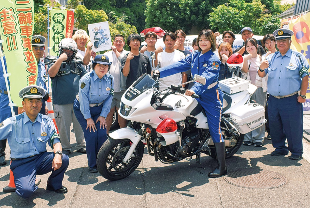 構内で交通安全を呼び掛けたアメフト部の部員たち