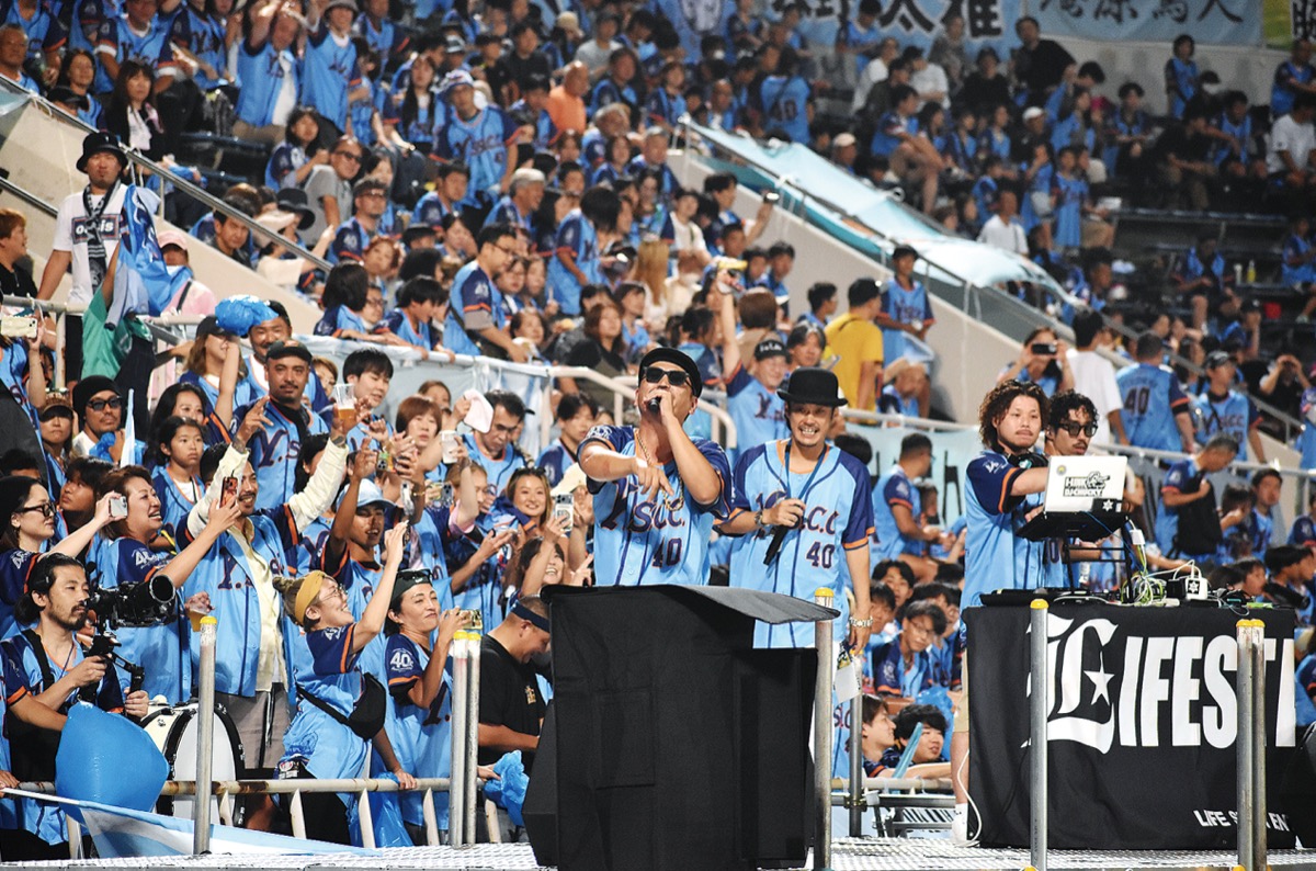 ハーフタイムにはゴール裏前の特設ステージでライブも行われサポーターを盛り上げた