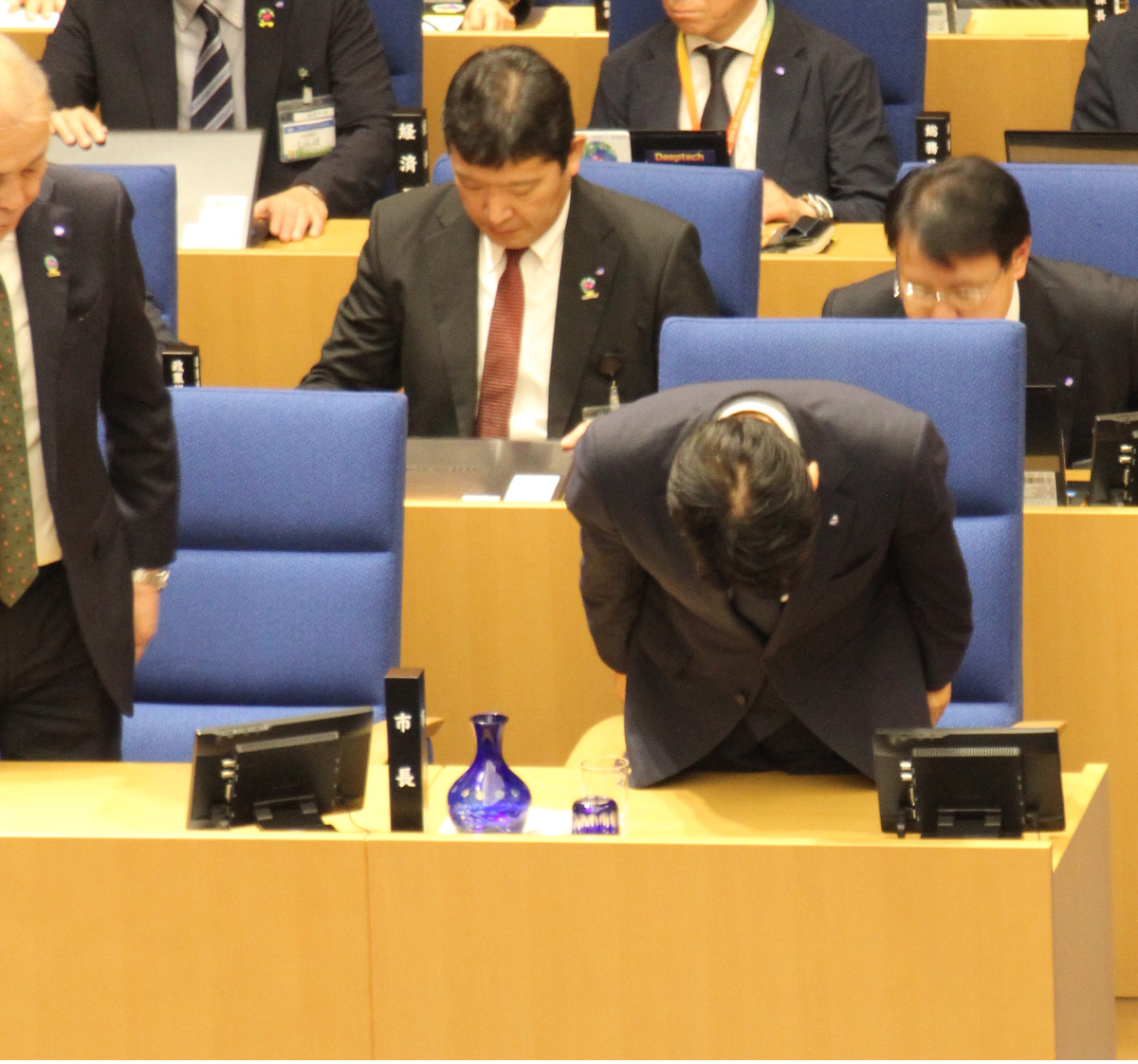 本会議が終了し、深々と頭を下げる山中氏