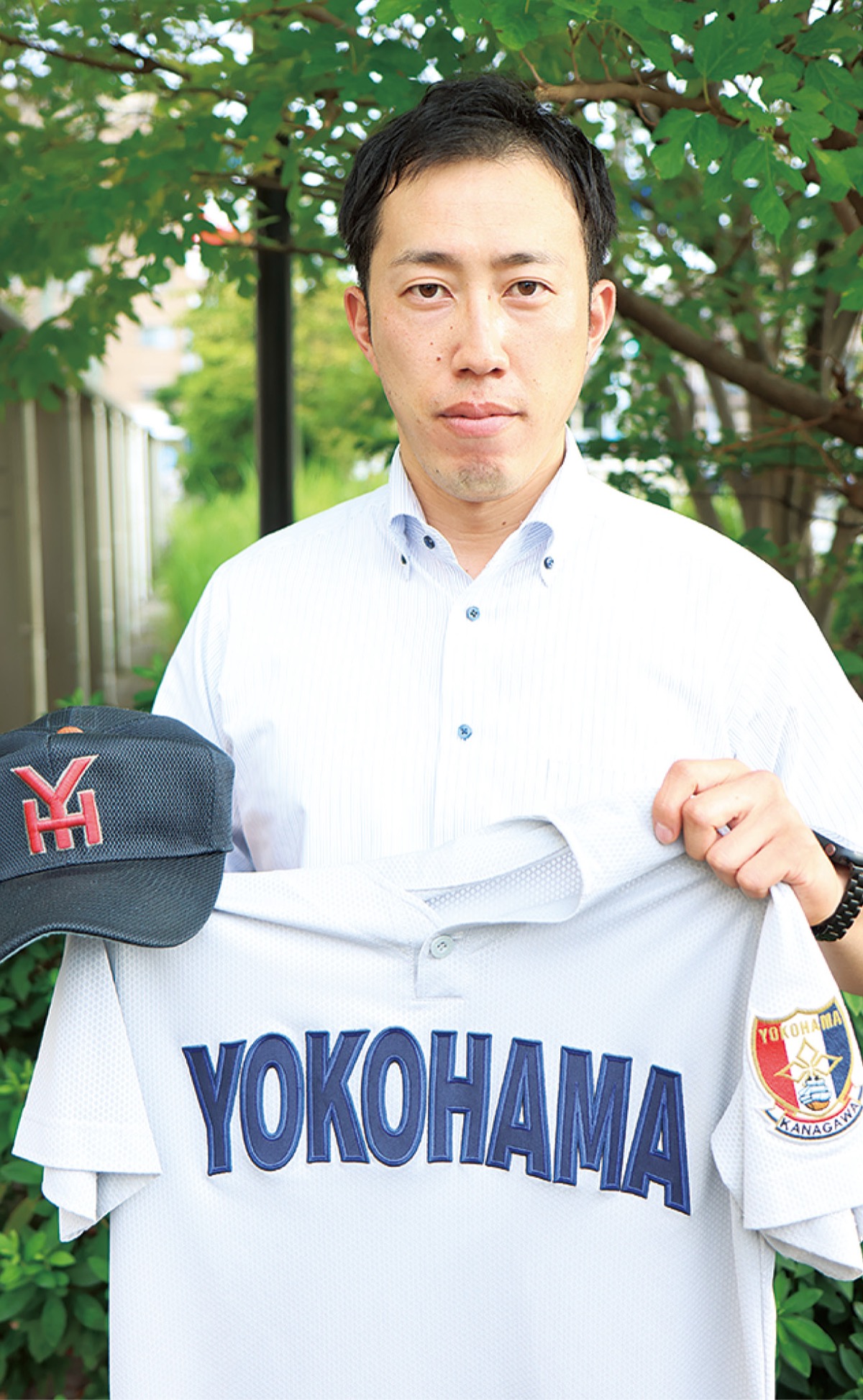 思い出のユニフォームを手にする中岡さん