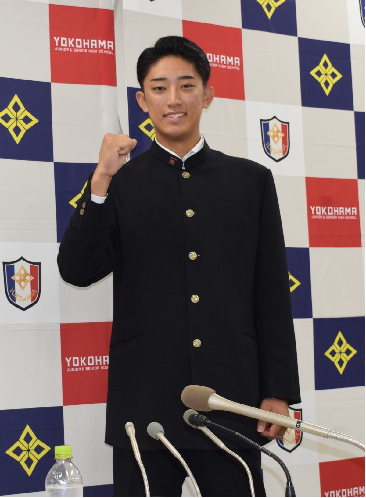 会見後に笑顔で写真撮影に応じる織田投手