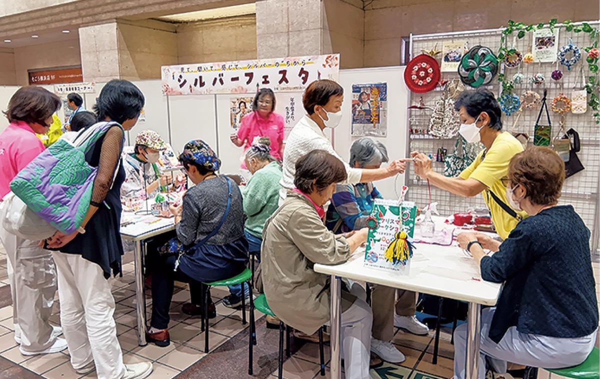 ワークショップに参加する来場者