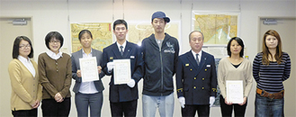 表彰を受けた受賞者たちと坂野署長（右から3人目）