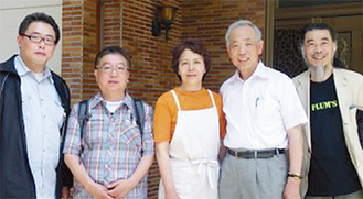 現地を訪れた（左から）高岡さん、佐藤さんと、宮内さん（右端）。真ん中は村上さん夫妻