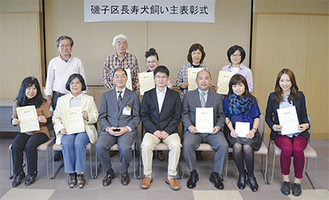 受賞者たちと平田センター長、松倉会長