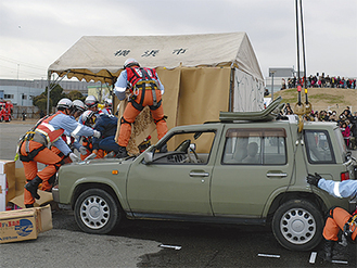 訓練で屋根を取り外し、負傷した運転手を救出する隊員たち
