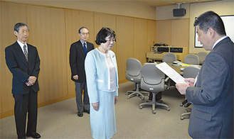 高瀬副区長から認定書を受け取る小宮山委員長(中央)