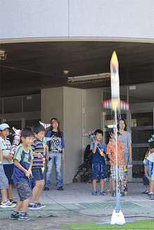 児童が固定解除レバーを握ると勢いよく飛んでいく手づくりロケット