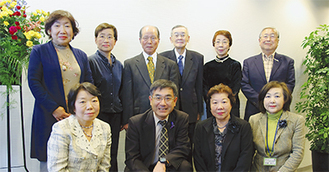 表彰された各愛護会の会長とメンバー（前列左から２番目は坂本連区長）