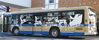 横浜学園の生徒が装飾を行ったイルミネーションバス