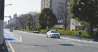 芦名橋公園前交差点から区役所方面へ続く青色の専用レーン