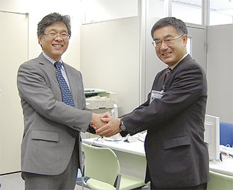 連携した支援をめざす坂本区長（右）とハローワーク横浜の岩下所長