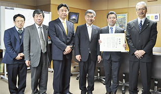 感謝状を受け取った加藤会長（右から２番目）
