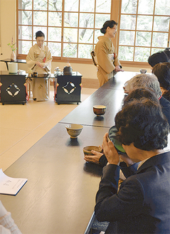 多くの参加者が桜を愛でながら、茶を楽しんだ