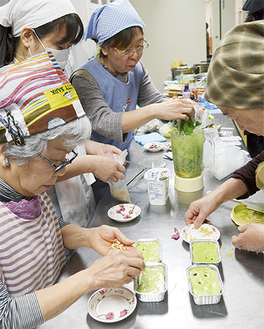 ミキサーにかけた小松菜で蒸しケーキを作る参加者たち
