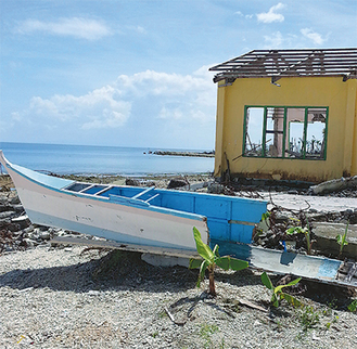 台風で破壊された小学校と漁船
