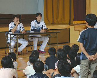 質問に答える山崎（左）、三上両選手