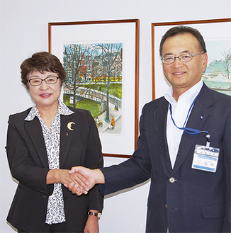 協定を結び握手する県建築士事務所協会の小渡横浜支部長（左）と市の坂和建築局長