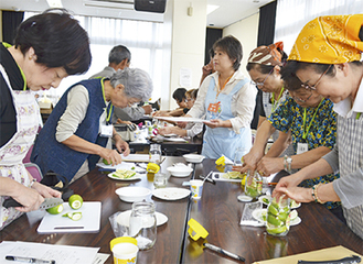 塩レモン作りに挑戦する参加者たち