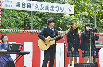 歌声を披露する横浜学園の生徒たち