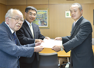 坂本区長と渡部委員長から感謝状を受け取る浜田さん（右端）