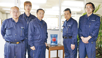 認定証を囲む岡本さん（左から３人目）と消防団員ら