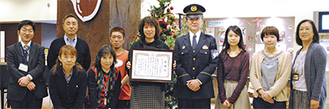 須藤署長（右から４人目）と感謝状を手にする中村館長、杉田劇場の職員たち