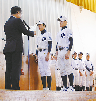 坂本区長から表彰状を受け取る野球部員