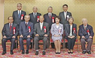 表彰を受けた各会長たちと林市長、坂本区長、渡部会長