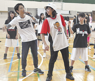 講師の森澤さん（左）からダンスのアドバイスを受ける生徒