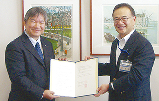 協定書を交わす岩倉会長（左）と坂和局長