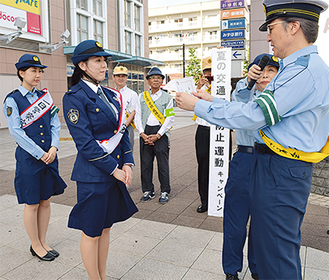 一日警察官に委嘱された佐藤さん（中央）と柴田さん（左）