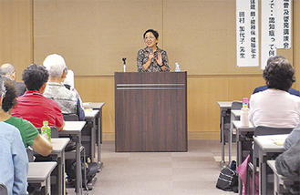 田村さん（中央）の講演を熱心に聞く参加者たち