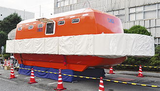 報道陣へ公開された改良版の津波救命艇