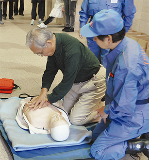 消防団員から心肺蘇生法を学ぶ訓練参加者