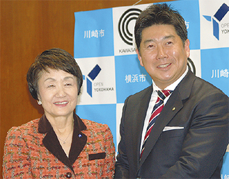 会見した林横浜市長（左）と福田川崎市長