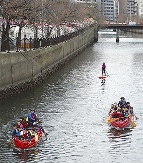 大岡川でのボート体験を行う参加者たち