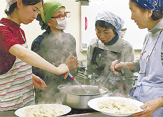 水餃子作りで中国文化に触れる参加者たち