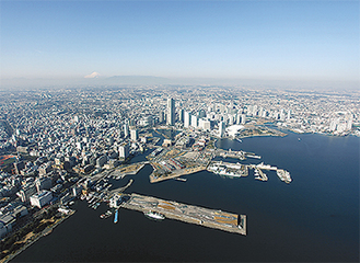 海に面する横浜＝横浜市提供