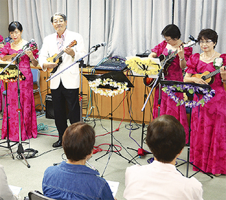 平川さん（左から2人目）らがウクレレを演奏した