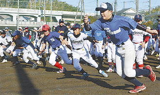 小学生に走塁を指導する横浜南ボーイズの選手（右）