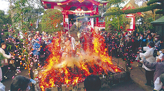 正月飾りなどが焼かれた＝森浅間神社提供