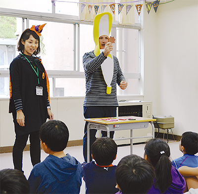汐小で「一日英語村」授業