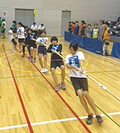 綱引きで区民ら熱戦